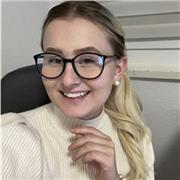 Studierte Nachhilfelehrerin im Homeoffice